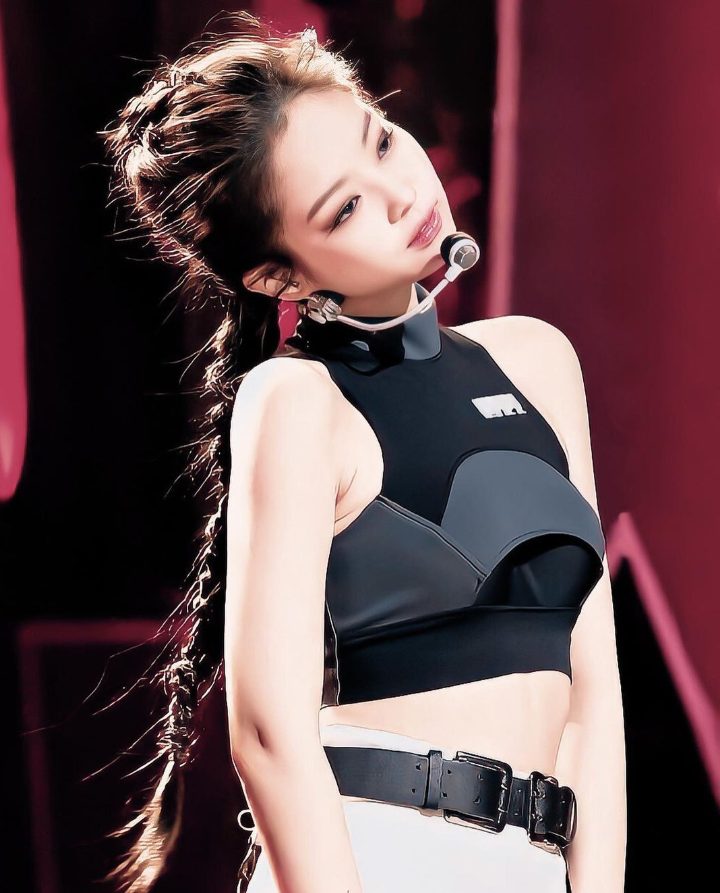 BLACKPINK'S "KILL THIS LOVE" MUSIC VIDEO CLASSIC OUTFITS  Grey cut-out chest cropped top 